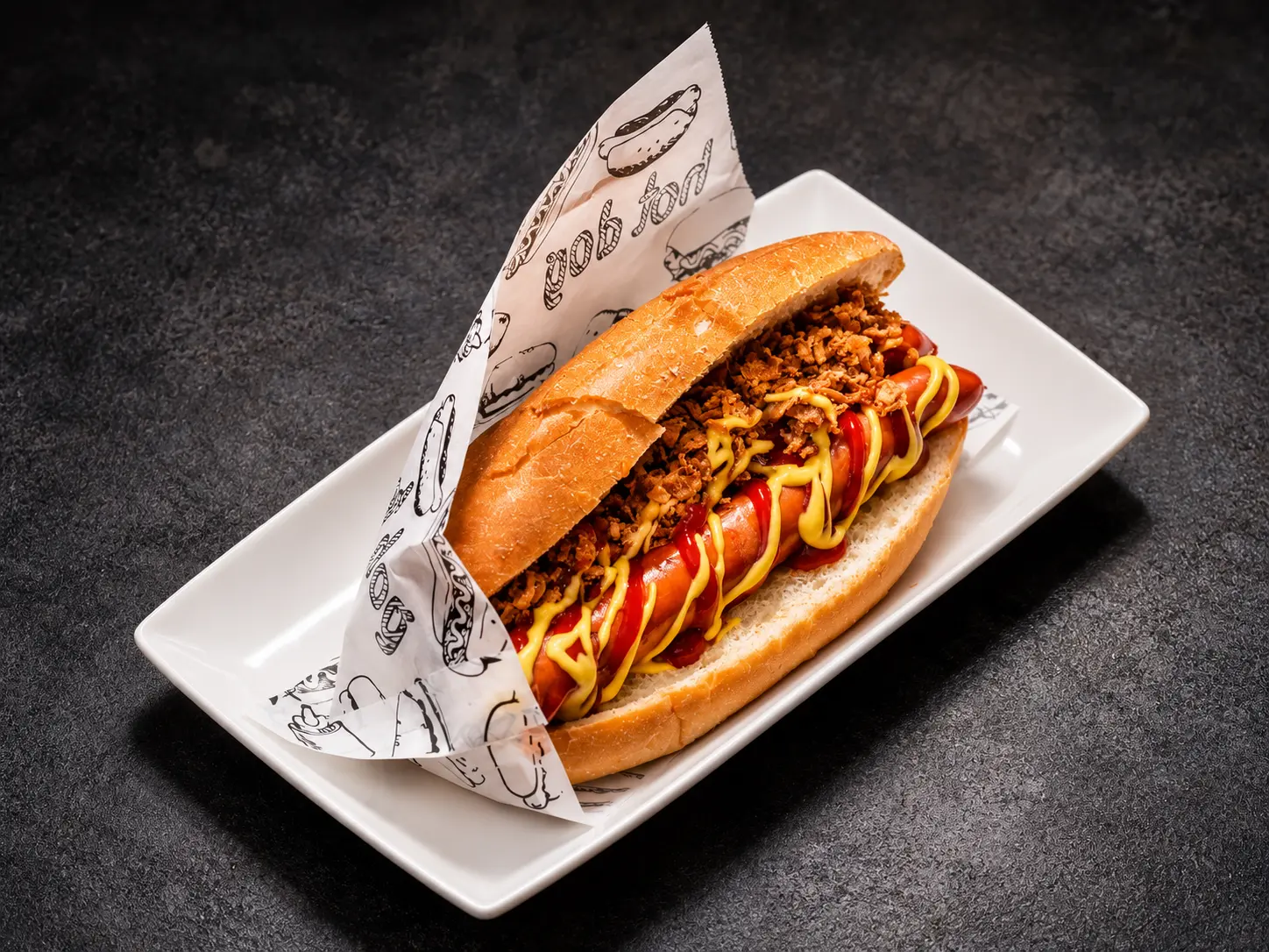 Geflügel Hot Dog mit Ketchup, Senf und knusprigen Röstzwiebeln